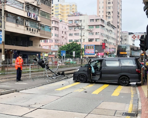 七人車撞毀交通燈,打橫擱在馬路上。小心駕駛FB圖