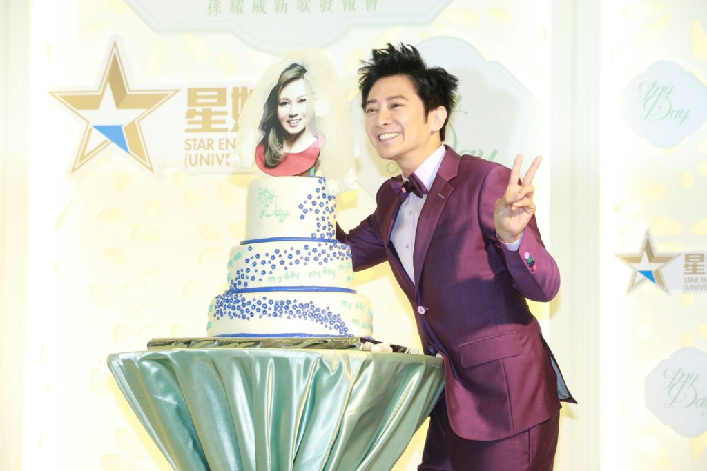 女友Macy肖像蛋糕登场，仲玩埋揭头纱。