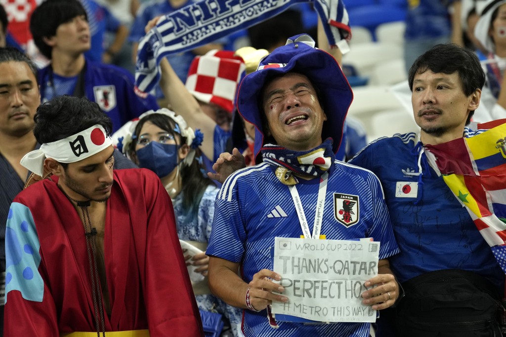 日本球迷为出局痛哭。 AP
