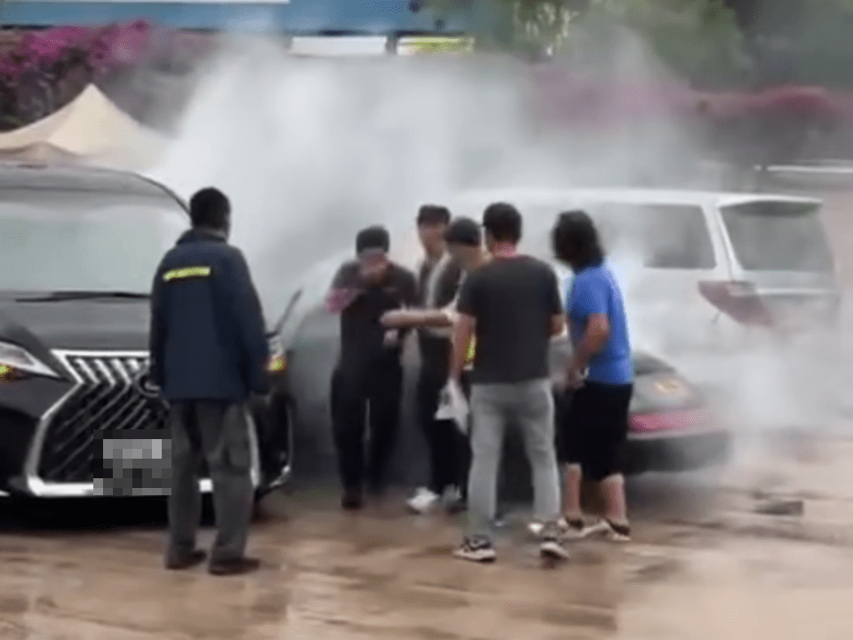 车辆停定后，司机获职员搀扶落车。FB：KindTiger4396@车cam L（香港群组）