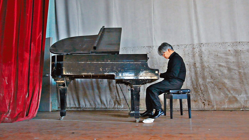 坂本龍一演奏被海嘯摧毀的鋼琴。