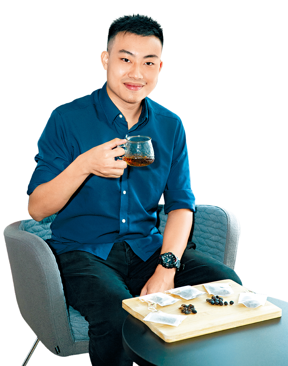 吳卓禧(Jackie)研發出將咖啡果皮和果肉製成茶飲,為農作物的廢棄副產品賦予價值。 吳卓禧(Jackie)研發出將咖啡果皮和果肉製成茶飲,為農作物的廢棄副產品賦予價值。