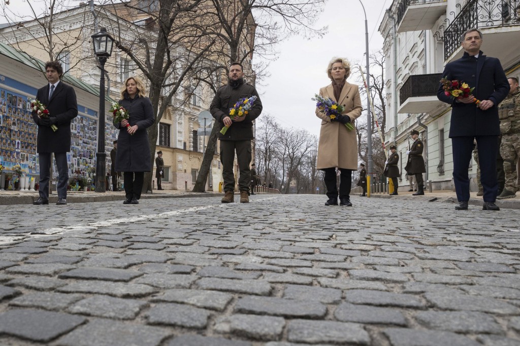 加拿大總理杜魯多（左起）、意大利總理梅洛尼、烏克蘭總統澤連斯基、歐盟委員會主席馮德萊恩、比利時首相德雷克，持鮮花到基輔「烏克蘭陣亡將士紀念牆」拜祭。美聯社