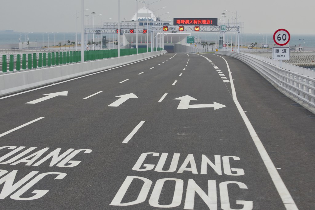 邓炳强指出港珠澳大桥香港口岸的设计容车量约为每日6万架次。资料图片