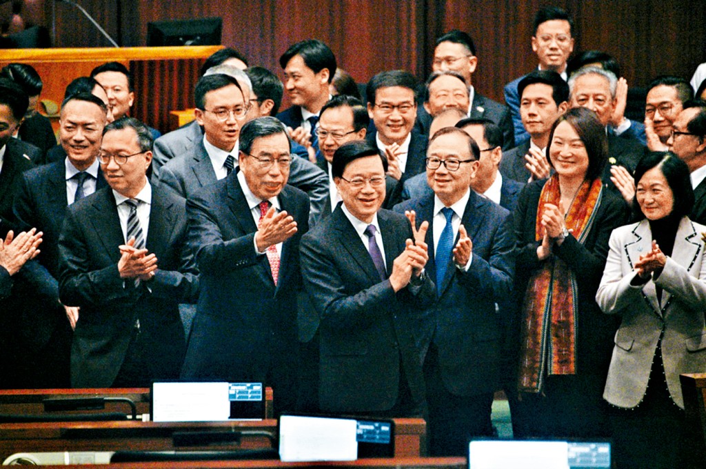 行政長官李家超到立法會,共同見證歷史時刻。