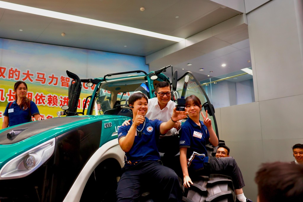 鄧炳強(中)與研學團到訪濟南市高新區參觀重型汽車企業。 鄧炳強(中)與研學團到訪濟南市高新區參觀重型汽車企業。