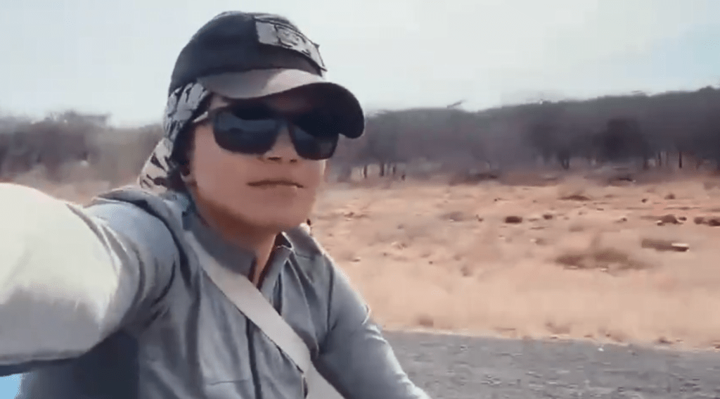 摩洛哥女子骑行肯尼亚突遭持刀男狂追,爆踩单车逃过一劫。SGRCBN@X 摩洛哥女子骑行肯尼亚突遭持刀男狂追,爆踩单车逃过一劫。SGRCBN@X