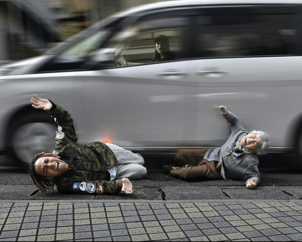將自己晾在衣架上、裝進垃圾袋裡、被車輾過、飄浮在半空⋯⋯這一系列搞笑照片,成為日本「自拍婆婆」西本喜美子的經典遺作。IG照片 將自己晾在衣架上、裝進垃圾袋裡、被車輾過、飄浮在半空⋯⋯這一系列搞笑照片,成為日本「自拍婆婆」西本喜美子的經典遺作。IG照片