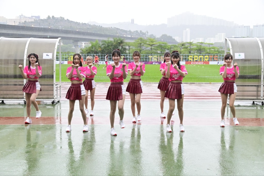 樂天女孩表示在台灣表演時，也常遇過下雨表演的情況。
