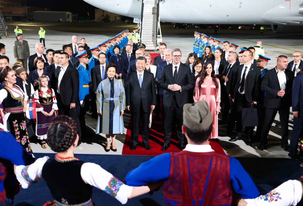 習近平抵達塞爾維亞國事訪問，總統武契奇到機場迎接。