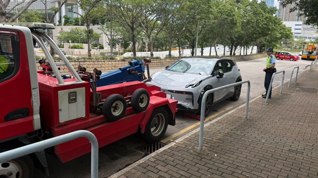 警油尖違泊黑點執法，發942張告票拖走9車。警方圖片