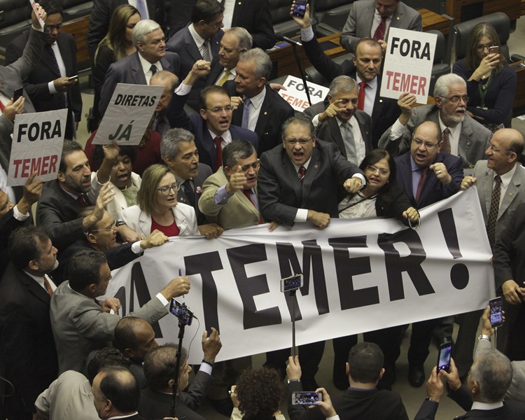 反对派议员在现场拉横额呼喊口号。AP