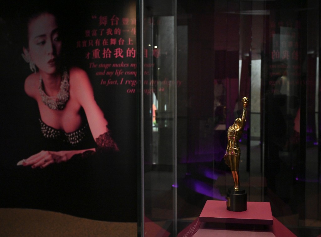 展览展出梅艳芳的《第二十三届香港电影金像奖》演艺光辉永恒大奖奖座。政府新闻处图片