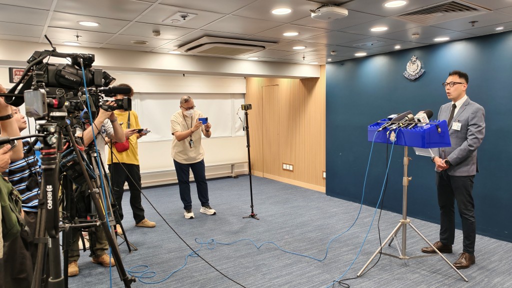 警方见记者交代案情。黄文威摄
