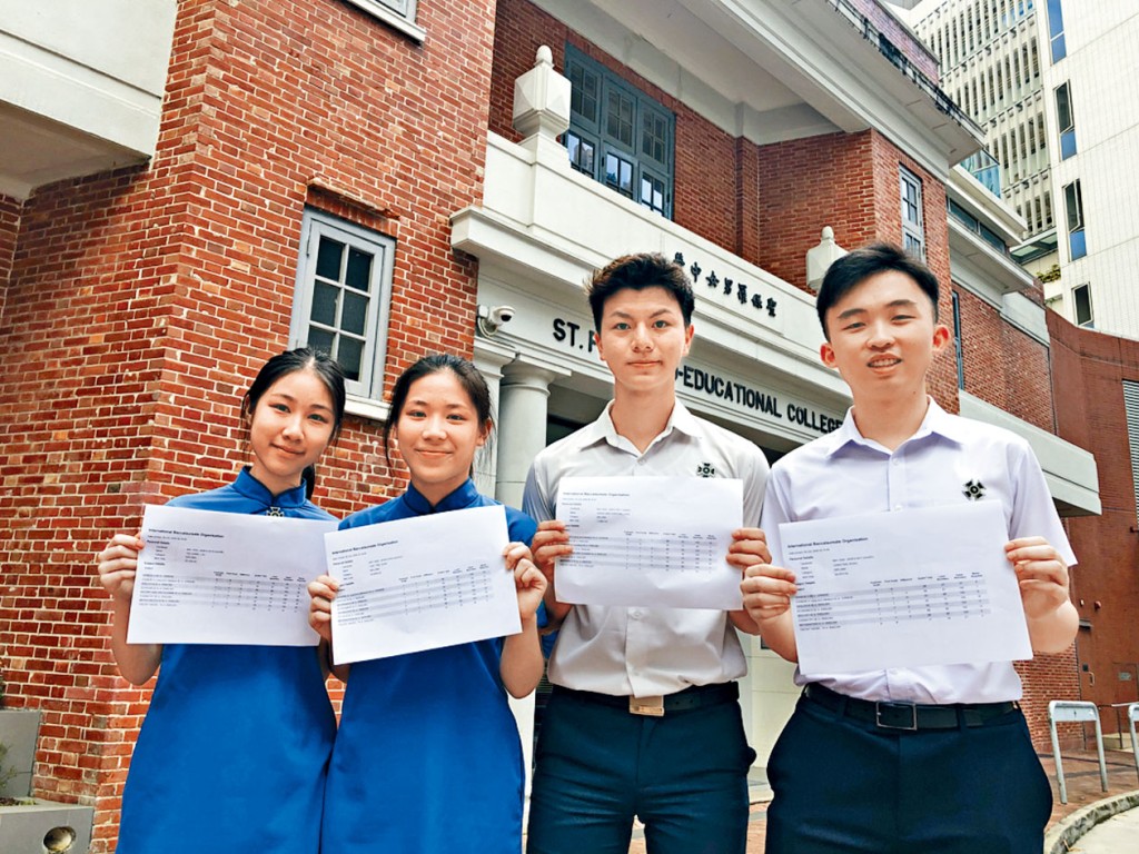 傳統名校聖保羅男女中學四名狀元，左起盧梓清、陳玥頤、孫仲文及黃思恆。　　
