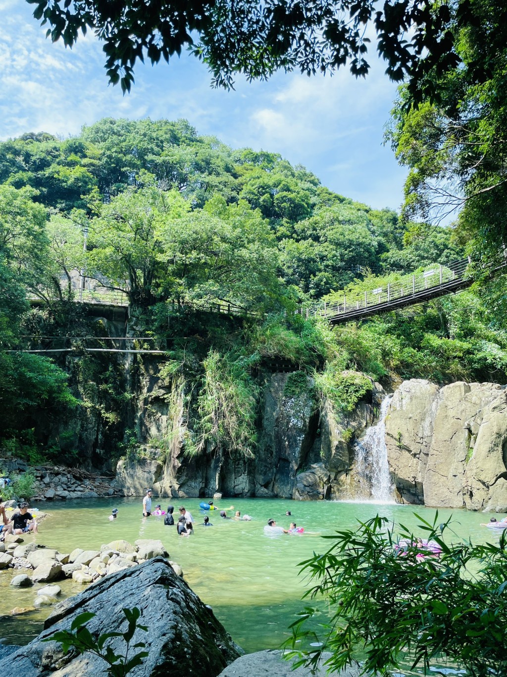 熊本縣天草市轟之瀑布是知名戲水地點。 X