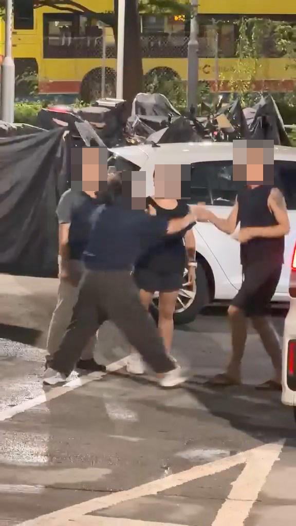 一對中年男女為泊事問題發生爭執。網上片段截圖 一對中年男女為泊事問題發生爭執。網上片段截圖