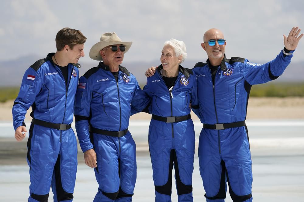 貝索斯（左二）去年7月已上過太空。