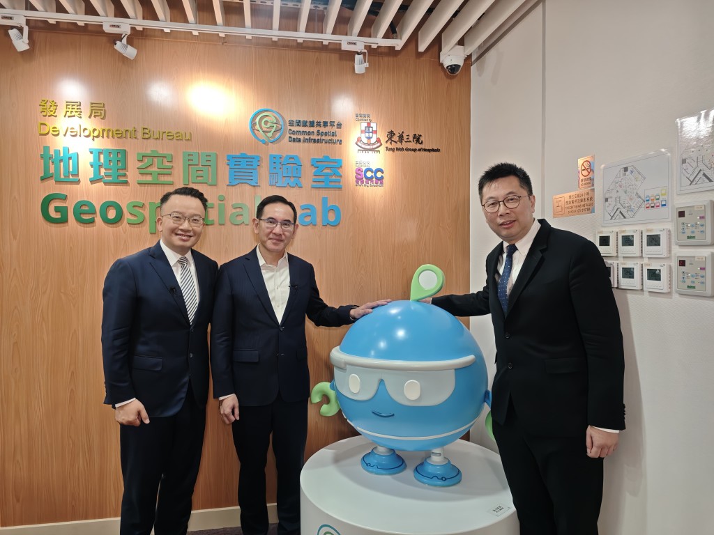 发展局副局长林智文(中)、发展局空间数据办事处总监陈宇俊(左)向节目主持人陈晓峰(右) 介绍发展局的「地理空间实验室」