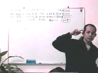 從影片中看到，蘇民峰在上課時擅長用實例解說抽象的命理概念。