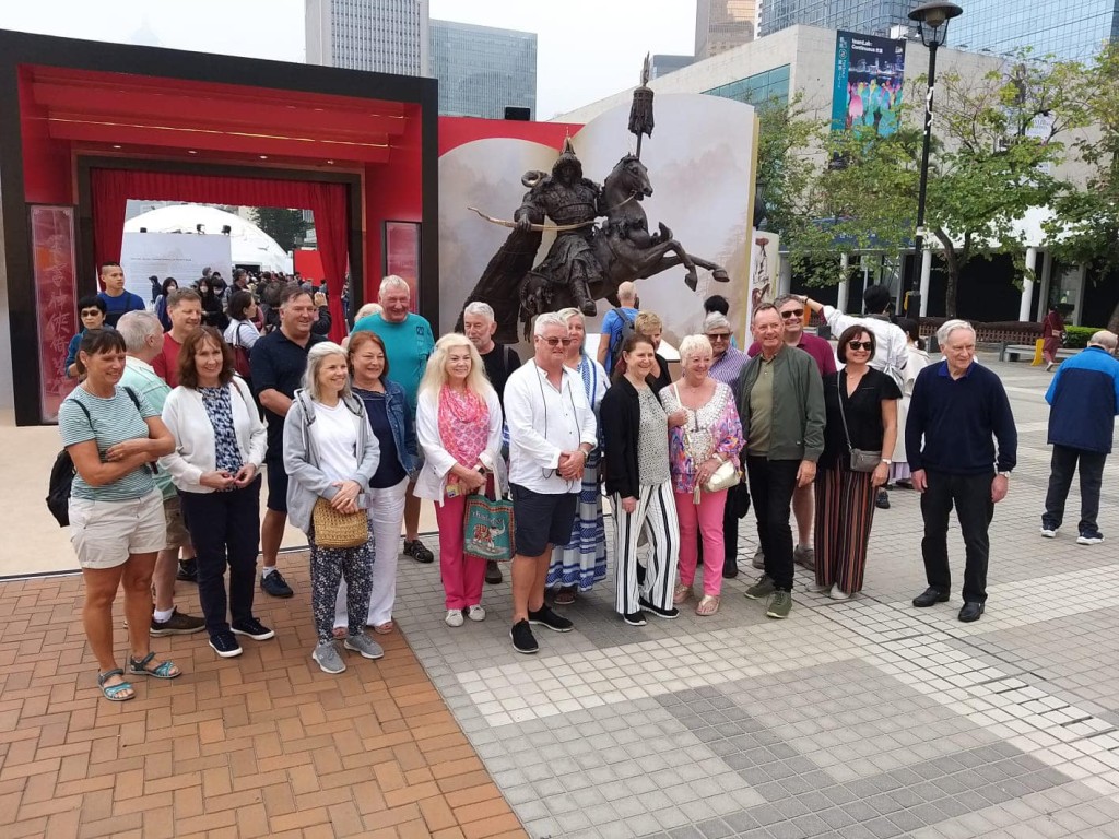 一班来自欧洲的旅客乘坐邮轮抵港，参观金庸雕塑展。杨润雄FB图片