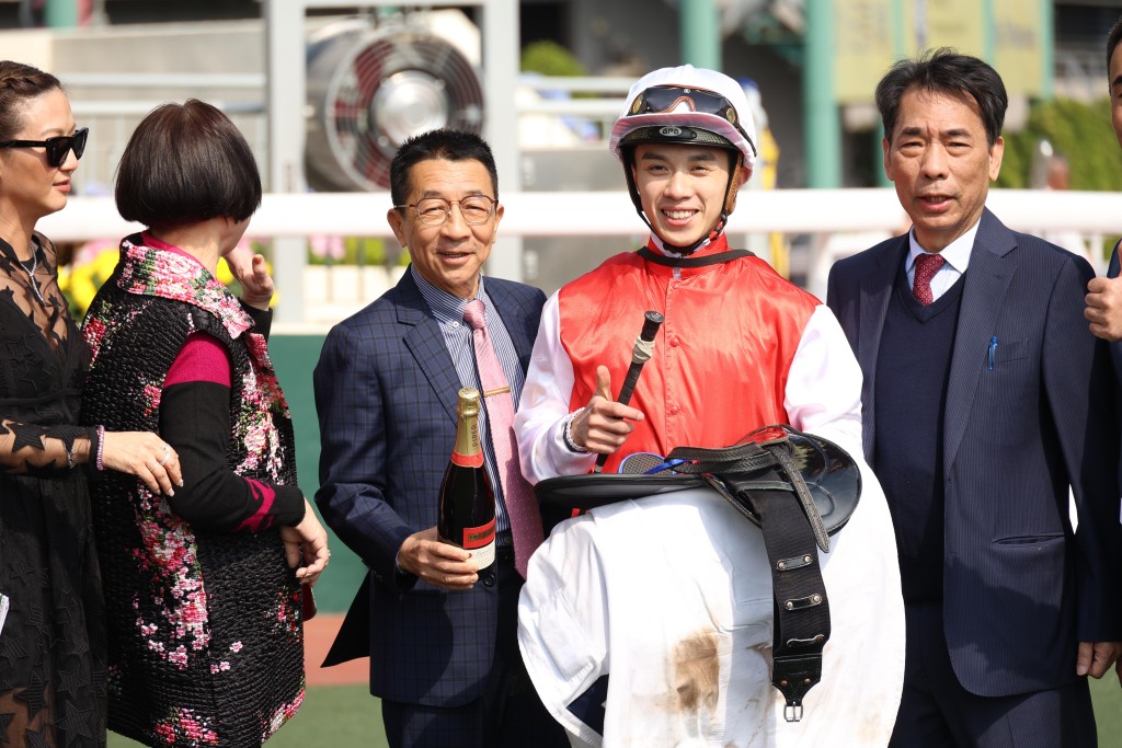 鄭則然 (右) 名下三駒都是由交由石哥 (中) 訓練,可見鄭生力撐石哥。 鄭則然 (右) 名下三駒都是由交由石哥 (中) 訓練,可見鄭生力撐石哥。