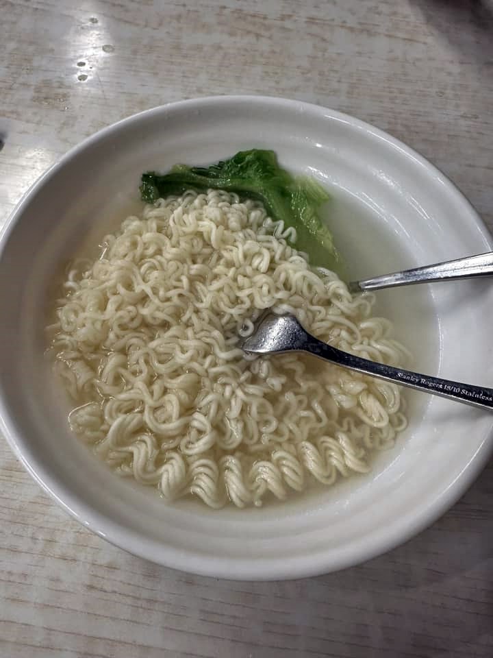 相中見到上枱的即食麵，似乎只有以煮過即食麵的清水作湯，和一瓣唐生菜。fb「大埔 TAI PO」截圖