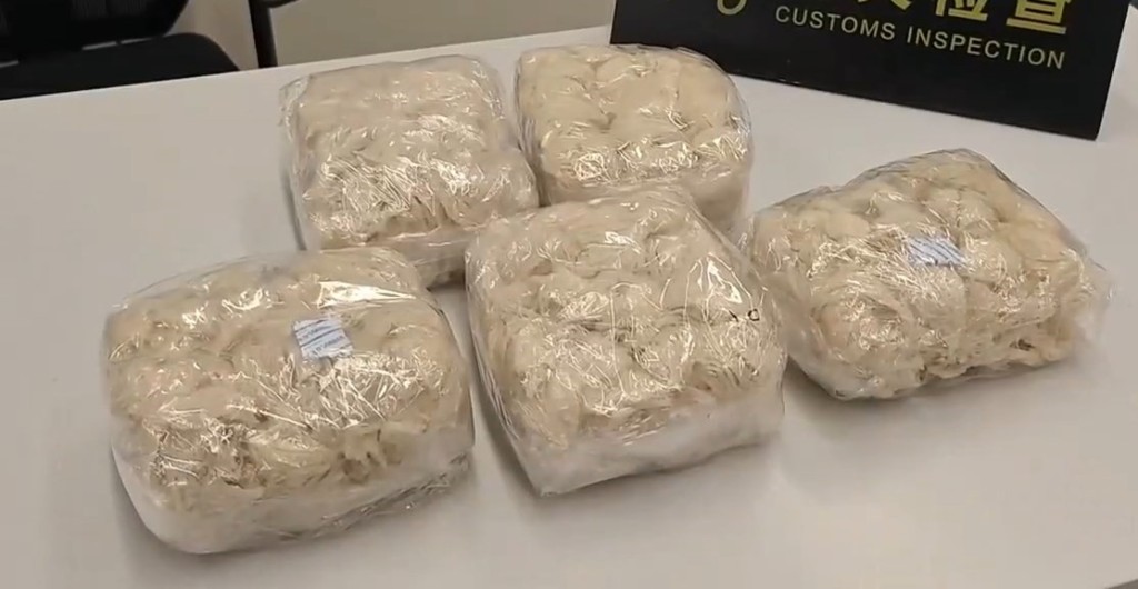 两名男女经莲塘口岸北上时，揭发现偷运燕窝。