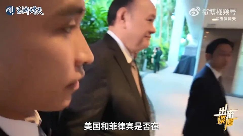 菲律賓防長特奧多羅被問到南海問題時,反質疑央視記者是特工。玉淵潭天 菲律賓防長特奧多羅被問到南海問題時,反質疑央視記者是特工。玉淵潭天