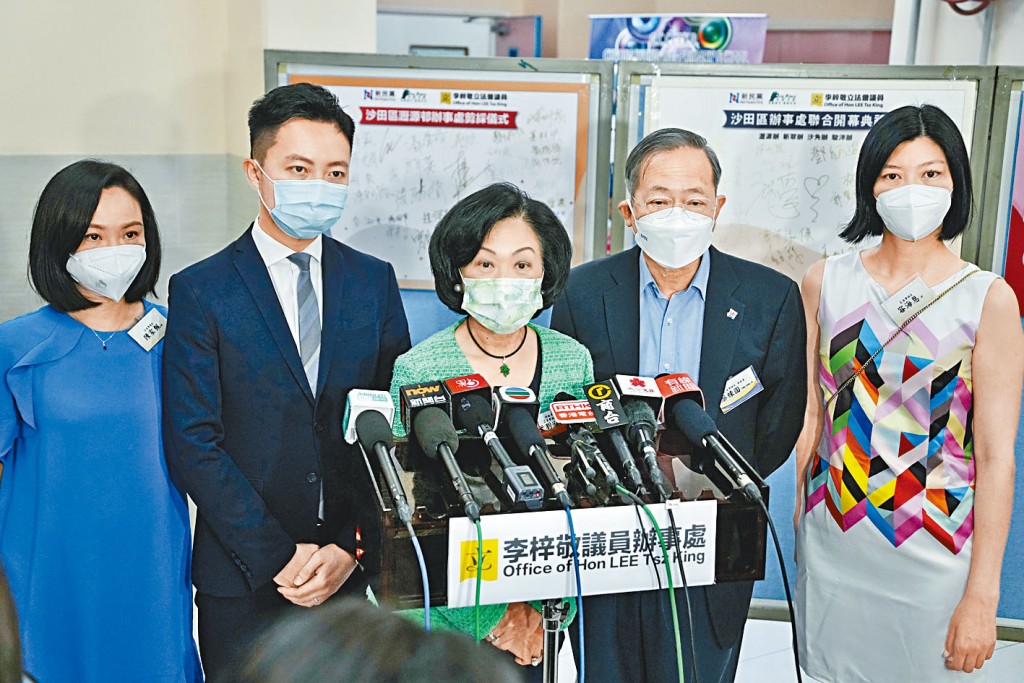 出席李梓敬議辦開幕的葉劉淑儀（中）表示，日後發言會更小心，但不會不發言。