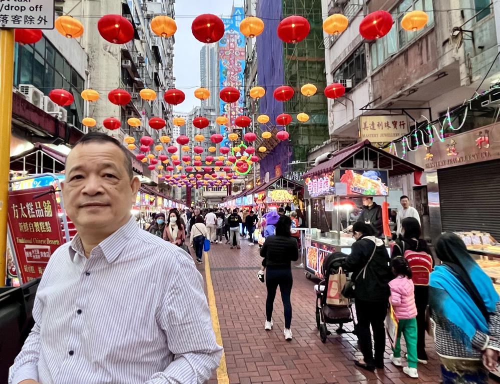 陈锦荣指近日接获摊贩查询，了解庙街夜市是否继续营运。