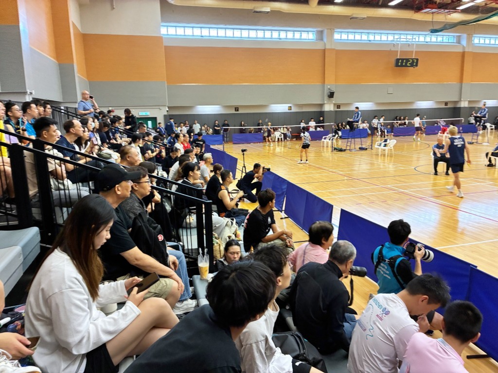 周日的全港賽8強吸引不少街坊入場看比賽。徐嘉華攝