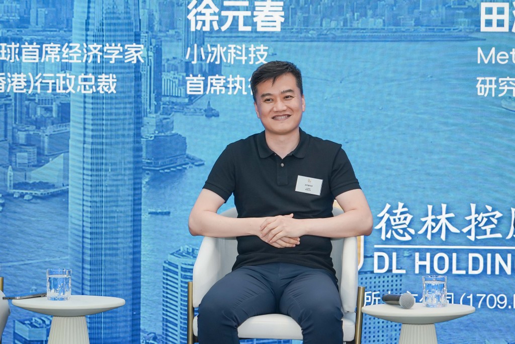小冰科技首席執行官徐元春指出,大模型技術有效解決金融顧問難以掌握海量產品資訊的痛點,並催生「個人知識資產」新形態,推動知識的普惠化交易。 小冰科技首席執行官徐元春指出,大模型技術有效解決金融顧問難以掌握海量產品資訊的痛點,並催生「個人知識資產」新形態,推動知識的普惠化交易。