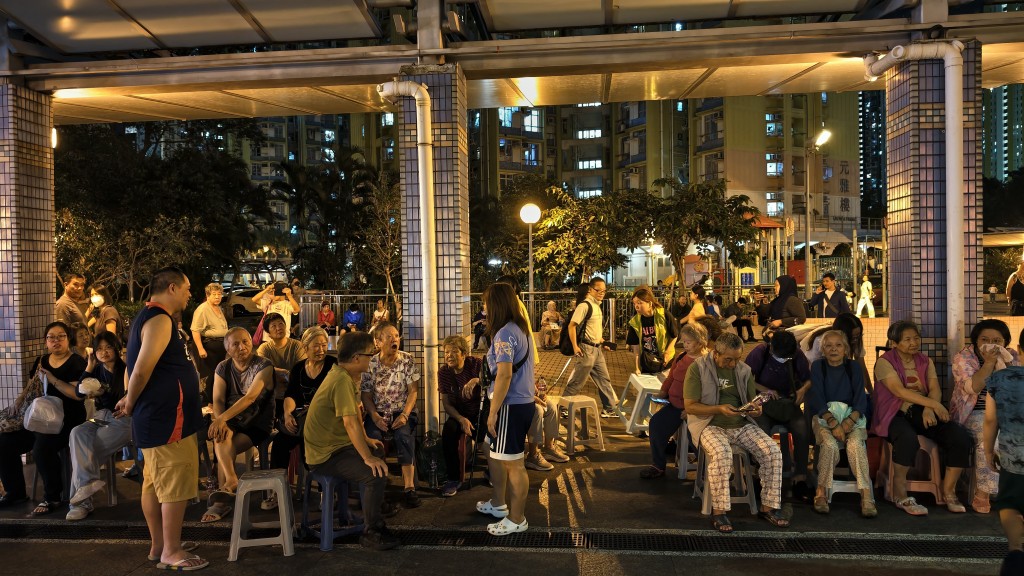 逾百名居民疏散到安全位置。黃文威攝 逾百名居民疏散到安全位置。黃文威攝