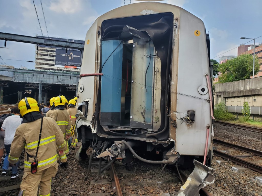 車卡斷開兩截車門飛脫，橫跨兩條路軌。