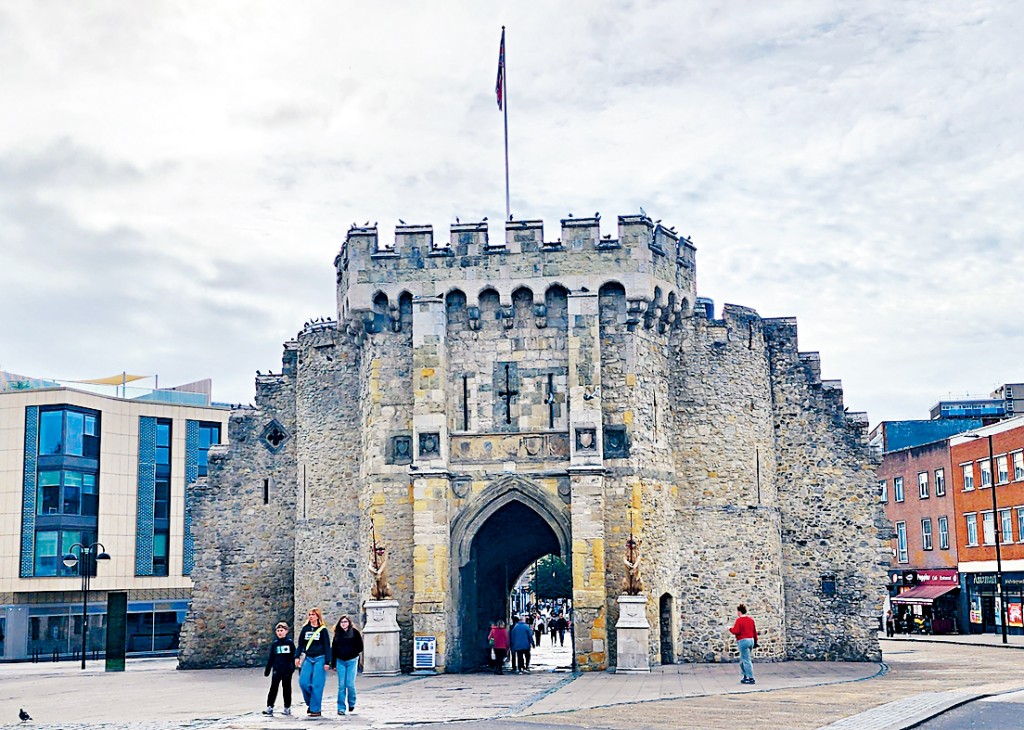 中世紀古城門Bargate。
