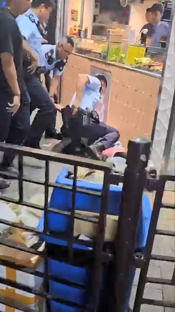 4名警員合力將男子制服,按在地上。網上片段截圖 4名警員合力將男子制服,按在地上。網上片段截圖