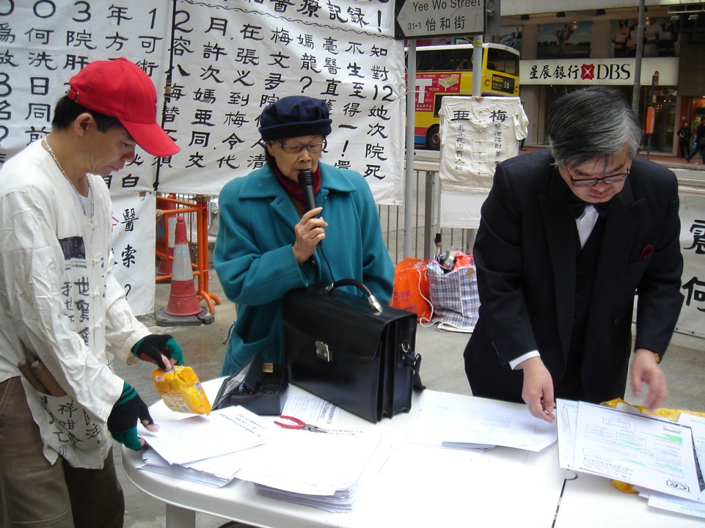 梅妈曾在闹市开记招，大呼要为阿梅之死讨公道，当时梅启明也相伴。