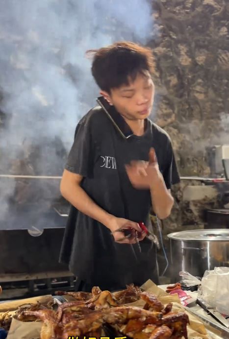 小陳年僅16歲已創業開烤雞檔，日賣百雞營收約萬元人民幣。抖音