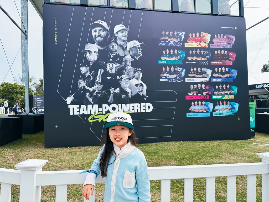 我們觀賞了LIV Golf球賽,度過愉快的下午,圖為筆者孫女。