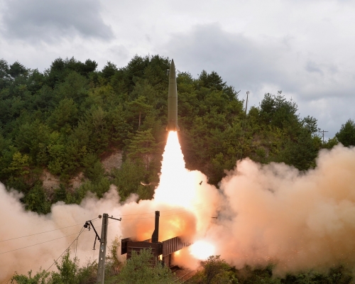 北韓鐵道機動導彈團在中部山區接受射擊訓練。路透社