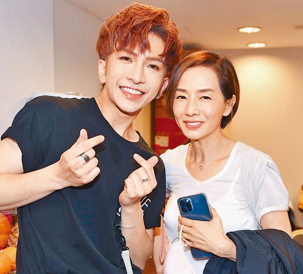 卢瀚霆与毛姐好似样。