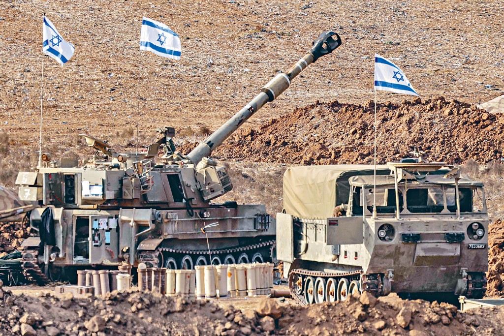 以軍將美製M109自走榴彈炮,部署在以國南部靠近加沙邊境的陣地。
