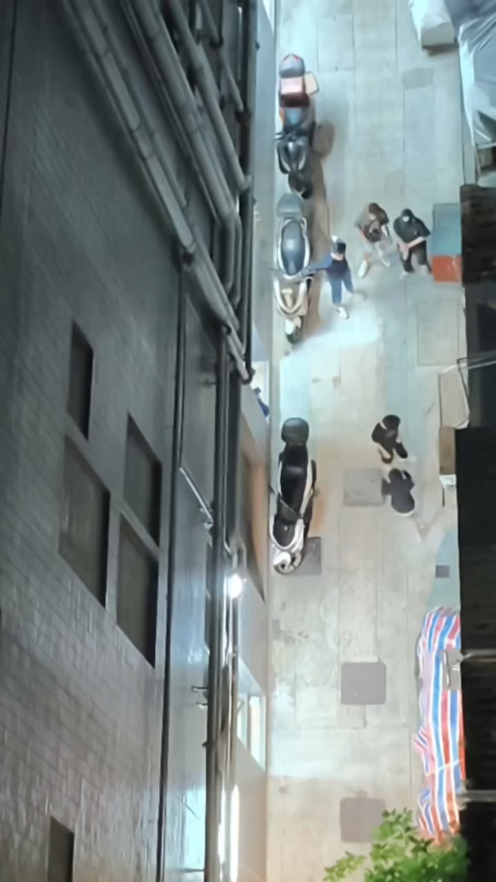當時二人身旁站有3人。網上片段截圖