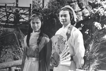 石修1968年已出道，早期的大俠形象深入民心，在1979年播出的TVB劇《絕代雙驕》與米雪初次合作。
