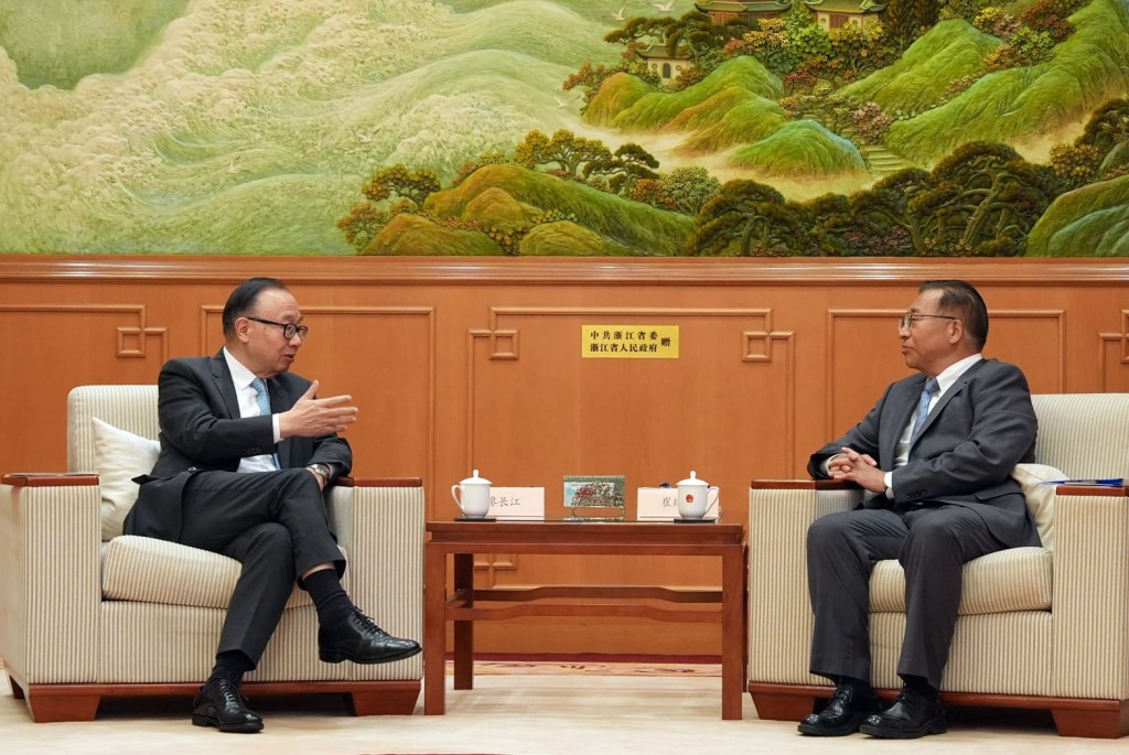 外交部駐港特派員公署特派員崔建春(右)與馬會主席廖長江(左)會面交流。馬會提供 外交部駐港特派員公署特派員崔建春(右)與馬會主席廖長江(左)會面交流。馬會提供