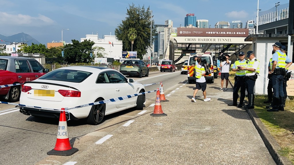 Audi遭截查，司机涉药驾及酒驾等被捕。蔡楚辉摄