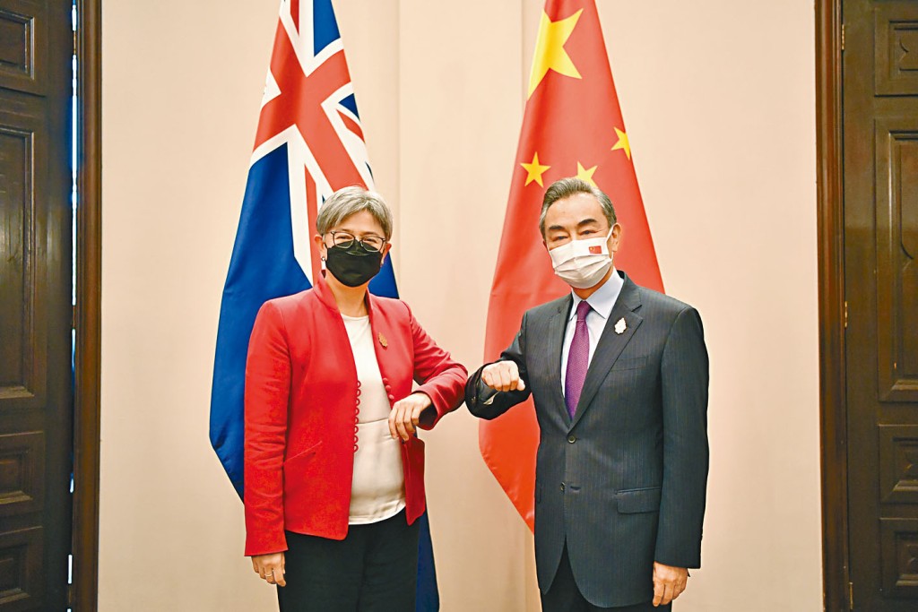 王毅近日會見澳洲外長黃英賢。