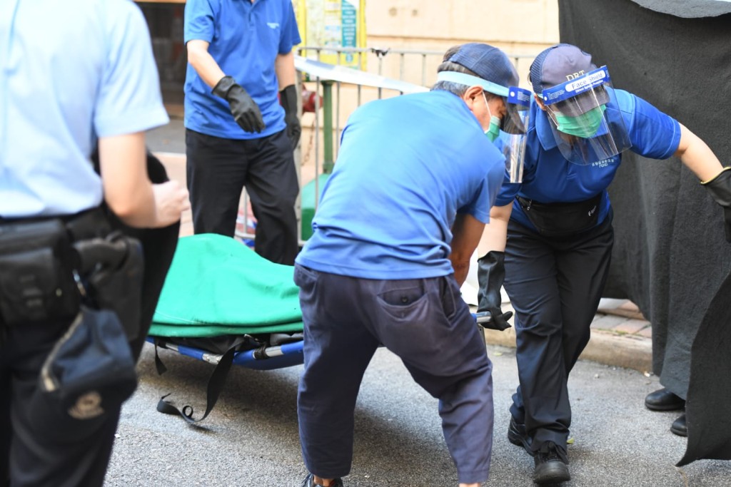 仵工到場將死者遺體舁送殮房。 黃文威攝