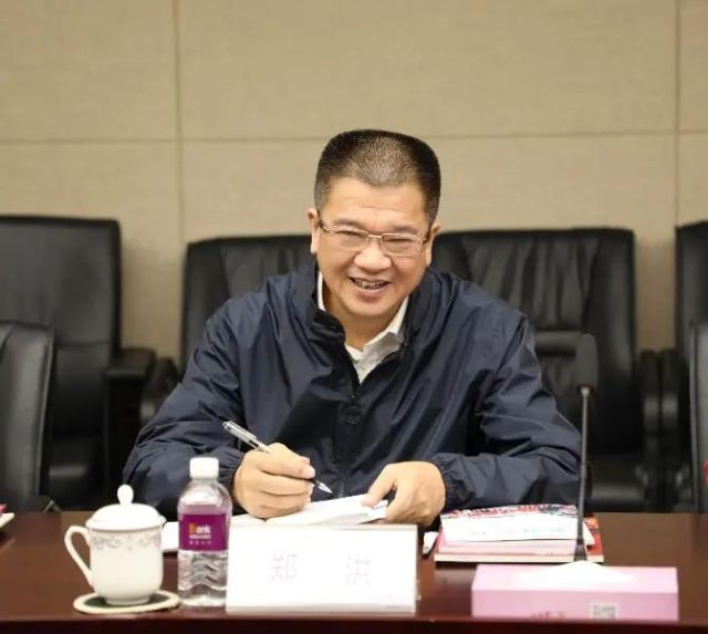 重慶市人大常委會原黨組副書記、副主任，市總工會原主席鄭洪。